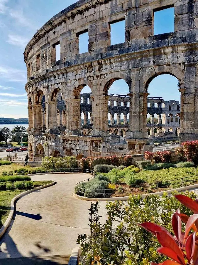 Apartment Andreas - Amphitheater With Free Parking- Pula