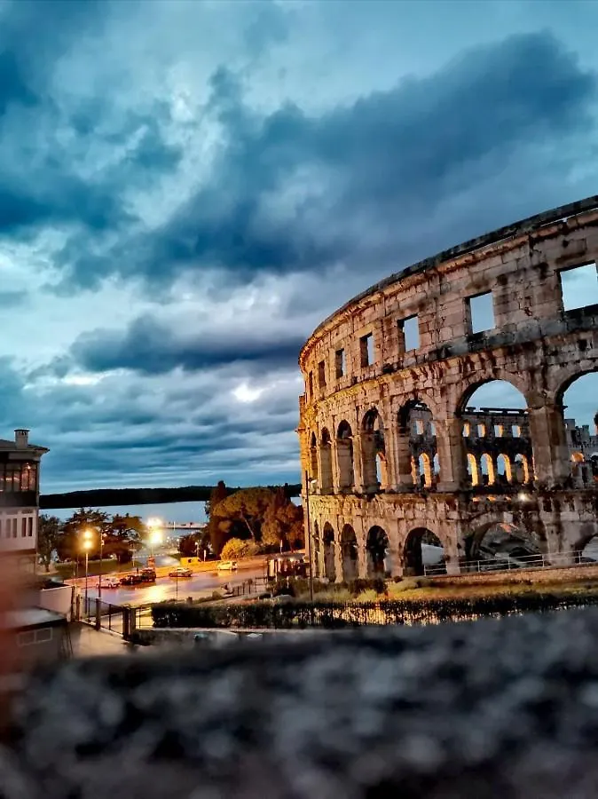 Apartment Andreas - Amphitheater With Free Parking- Pula